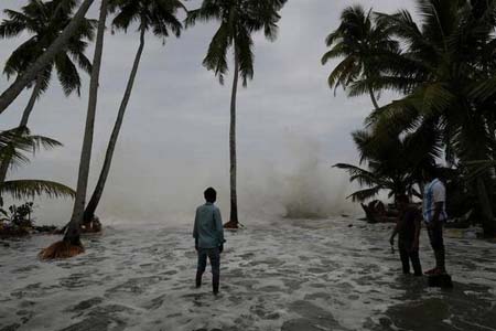 http://vsnews.co.in/upload/2017-12-05/1181493018CYCLONE-OCKHI.jpg